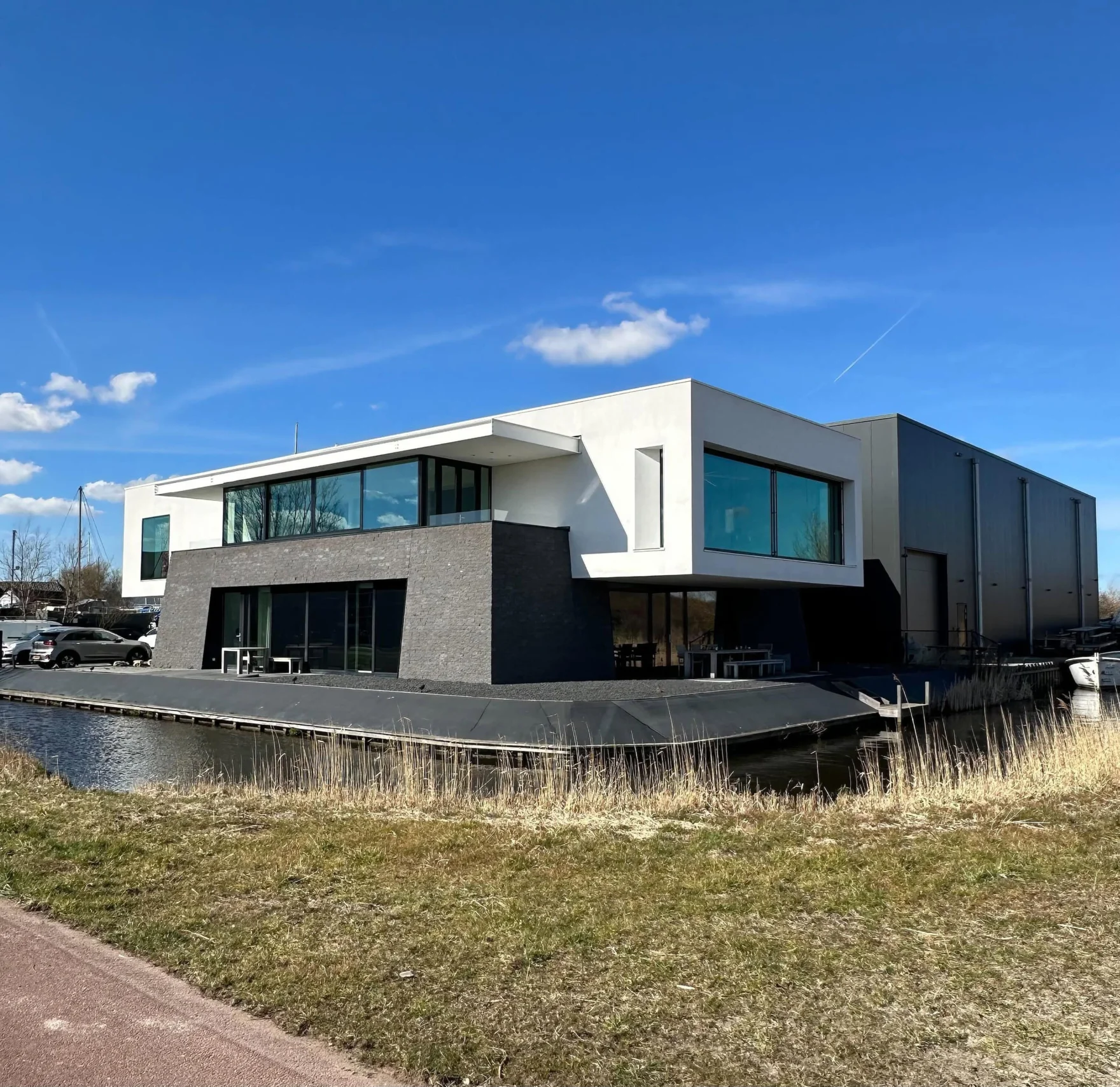 Het hoofdkantoor van Vaccinatiepunt aan het water in Haarlem