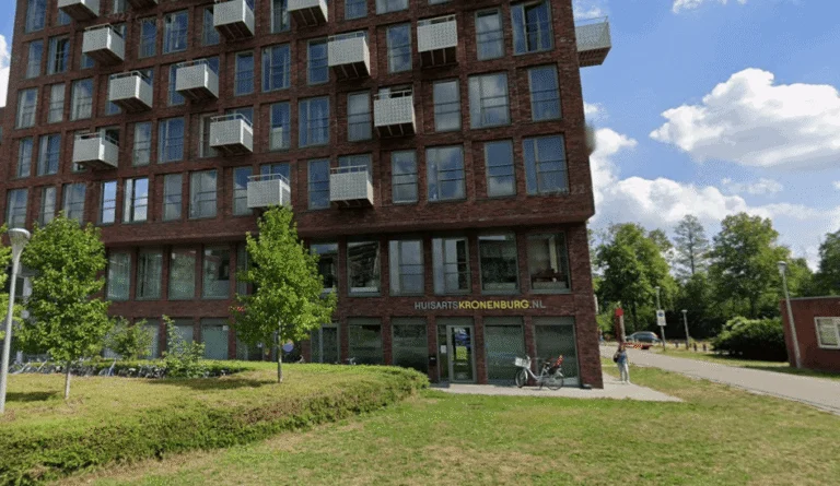 Ground floor exterior of the Huisarts Kronenburg clinic in a modern brick building