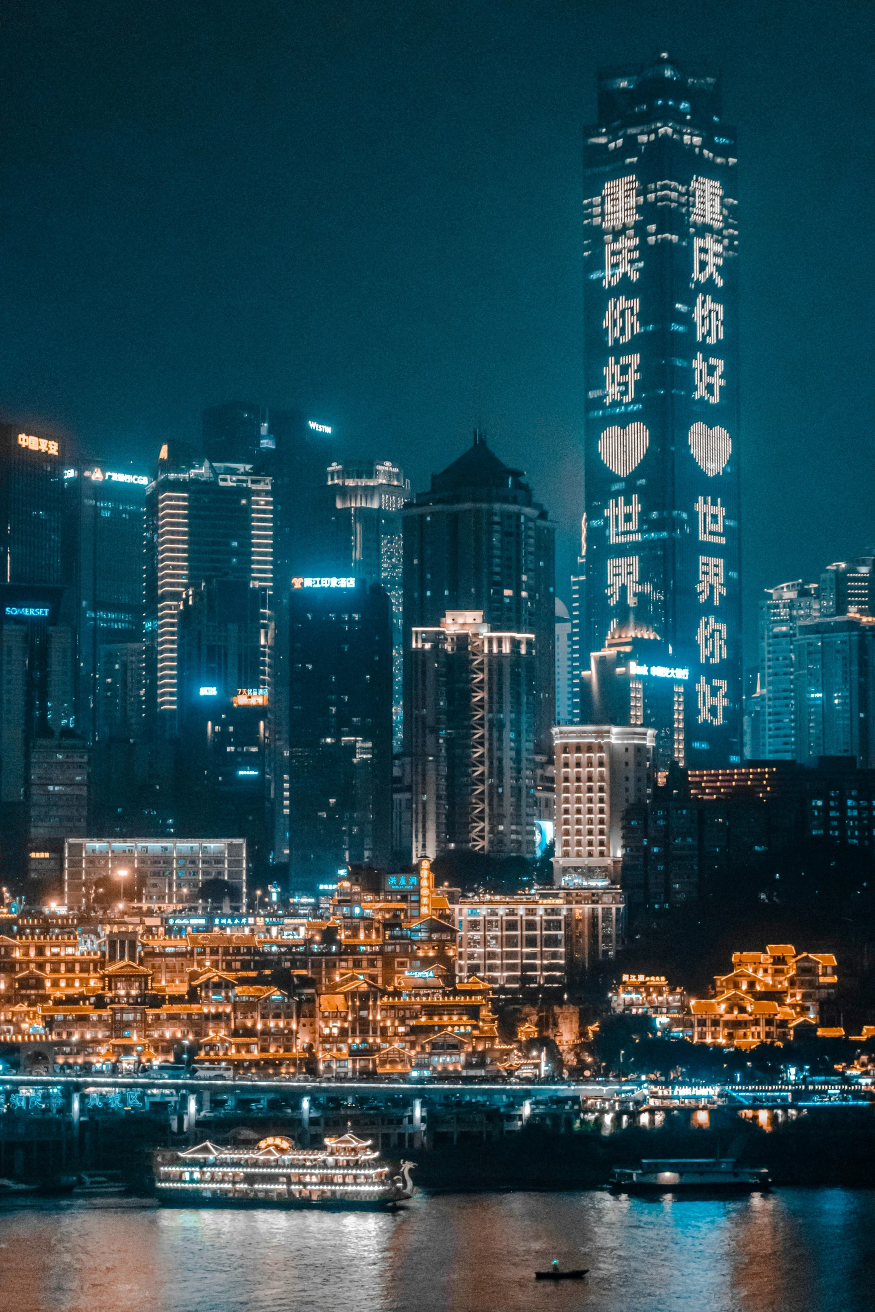 Verlichte skyline van een Chinese miljoenenstad bij nacht