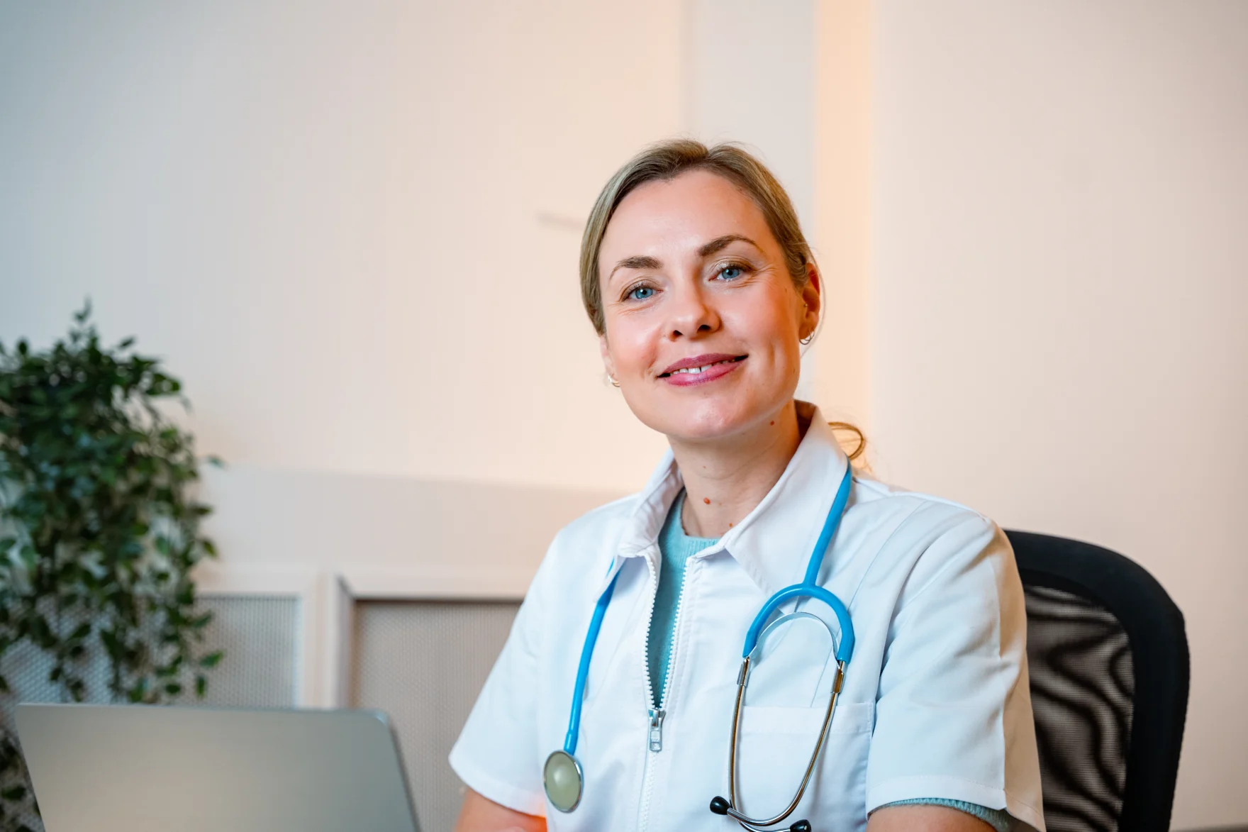Medewerker van Vaccinatiepunt wijst een bestemming aan op de wereldkaart
