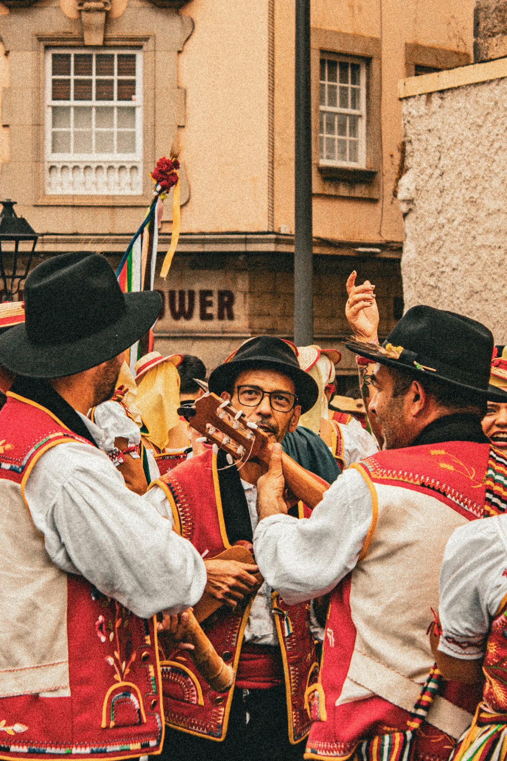 Muzikanten in traditionele klederdracht op straat