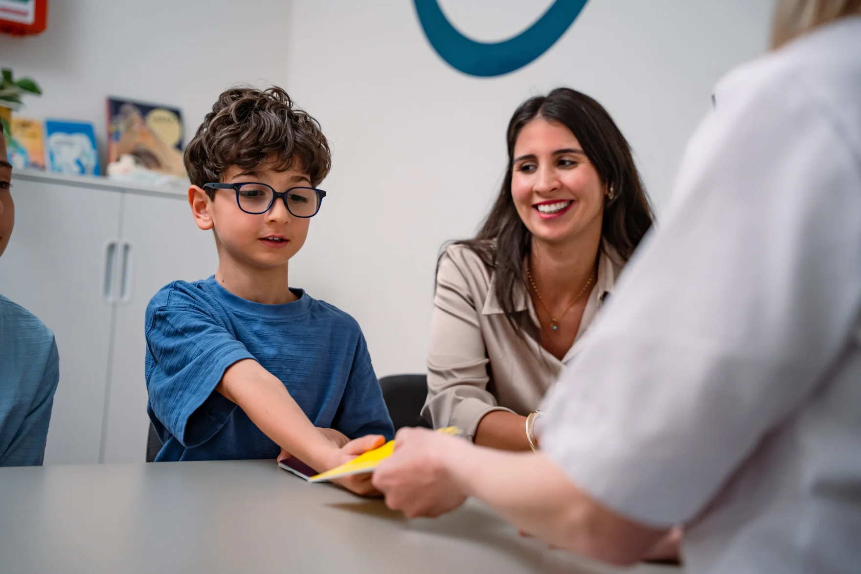 Jongen krijgt uitleg van een medewerker van Vaccinatiepunt
