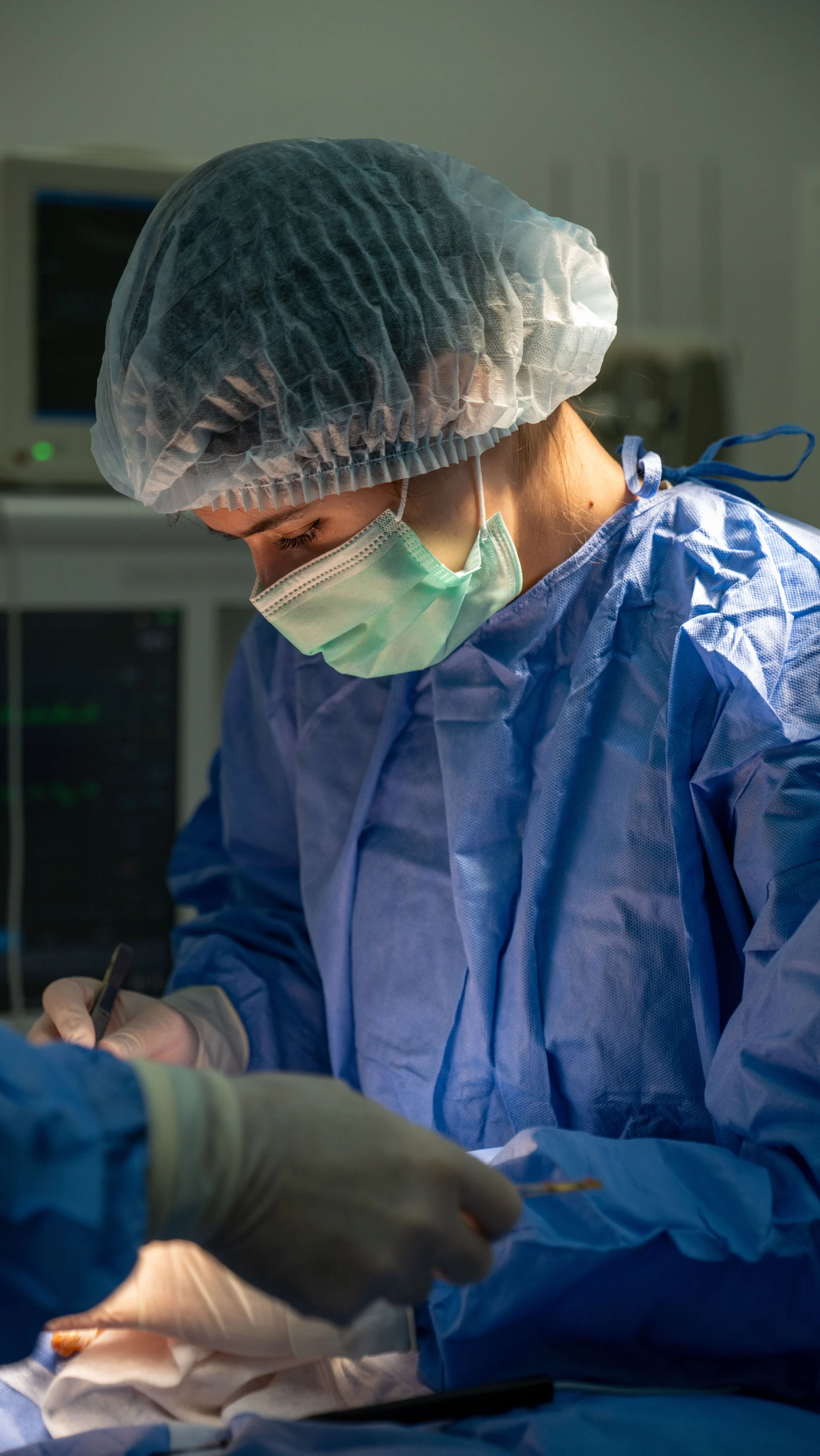 Zorgverlener in operatiekleding tijdens een ingreep