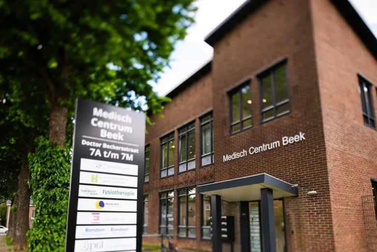 Brick exterior of the Medisch Centrum Beek building with an entrance directory sign