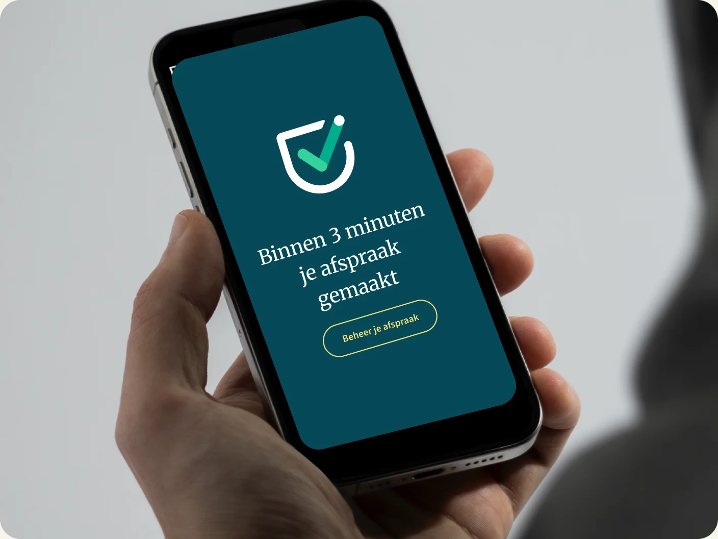 Telefoon met de Vaccinatiepunt-app: binnen enkele minuten je afspraak gemaakt