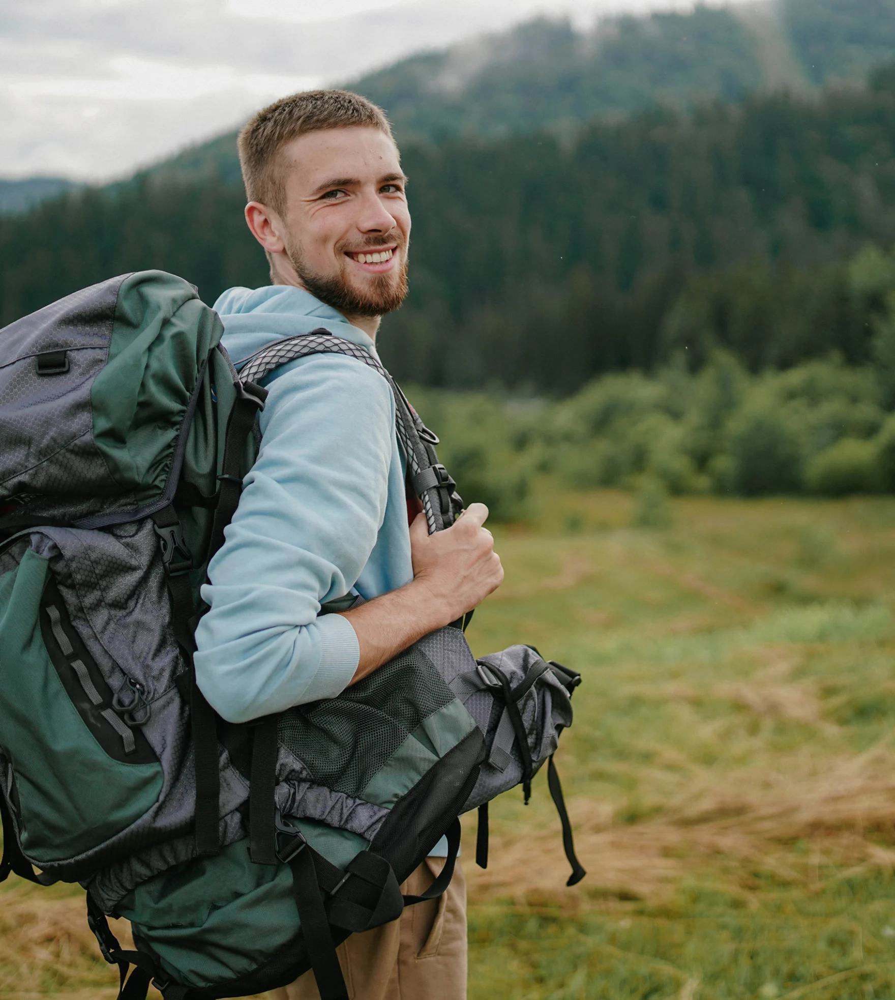 Backpacker wandelt met rugzak door de jungle