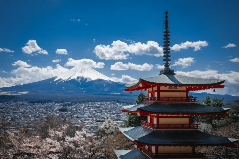 Mount Fuji met op de voorgrond een Japans gebouw